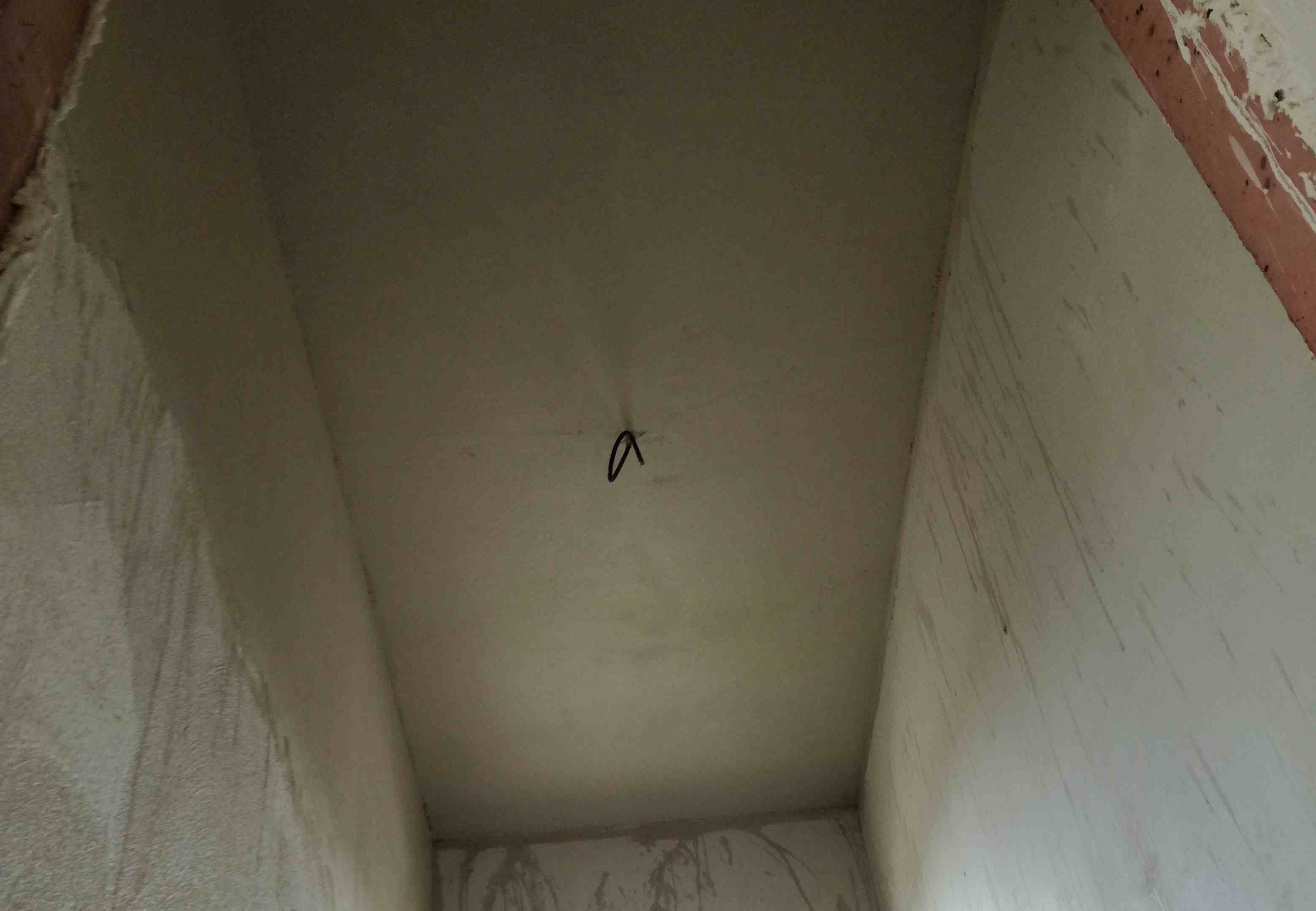 Už i špajz máme kompletně v sádrové omítce.